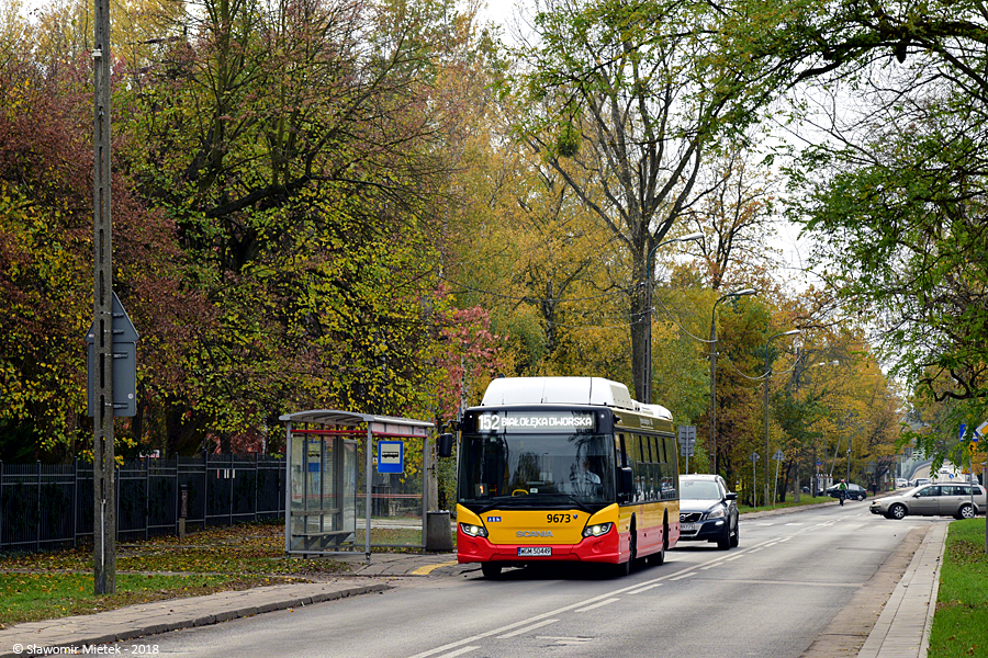 9673
Po prawie 3-letniej przerwie  firma Michalczewski wraca do obsługi linii WTP (ZTM). Zwyciężyła ona w przetargu na 25 brygad obsługiwanych taborem 12-metrowym i swoje usługi będzie świadczyć do końca 2026 roku.. Na początek otrzymał do obsługi 118, 152, 178 i N14.
Do obsługi zakupiono 29 sztuk autobusów Scania CityWide 12 napędzanych gazem CNG. W stosunku do poprzedniego modelu OmniCity, który był eksploatowany przez PKS Grodzisk Mazowiecki w ilości ponad 100 sztuk, nowe Scanie się mocno różnią.
Oprócz wspomnianego zasilania paliwem CNG, autobusy wyróżnia nowy  wygląd ściany przedniej. W środku też nastąpiły duże zmiany. Zobaczymy nową kabinę kierowcy, która jest w pełni wygrodzona od przestrzeni pasażerskiej. W przestrzeni pasażerskiej nie zobaczymy za to słynnego "dywanu" na podsufitce. Po lewej stronie zwiększono ilość okien otwieranych. Z tyłu znikła "loża" z trzema siedzeniami koło silnika, które można było "zdobyć" po pokonaniu dwóch schodków. Tylna ściana pozbawiona jest okna (jak w Solbusach 10xx i 12xx w MZA). Nowością jest zastosowanie drugich i trzecich drzwi otwieranych na zewnątrz. Wewnątrz zamontowano przycisk do otwierania drzwi na samych drzwiach, zamiast po obu stronach na rurkach koło drzwi. 
Autobus jest bardzo dobrze wykończony, co wielu zasmuci nie skrzypi. Jednak mimo zmiany napędu, pozostał charakterystyczny dźwięk pracy silnika.

Z tego miejsca chciałem pozdrowić prowadzących pojazdy Michalczewskiego, którzy na widok fotografa, mrugali światłami, albo po prostu machali w ramach pozdrowień.
Słowa kluczowe: CN280UBCNG CityWide 9673 152 Bohaterów