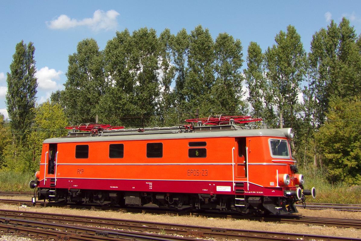 EP05-23
EP05-23 ( 44E-4329 ) to elektrowóz pasażerski o Vmax = 160 km/h. Wyprodukowany w roku 1961, później bo w 1973 r. zmodernizowany do rozwijania wyższych prędkości - ze 125 km/h ( i tym samym możliwość prowadzenia pociągów ekspresowych ), zaś w 1989 r zamontowano w lokomotywie sterowanie wielokrotne ( pierwotnie tego nie było ). Od 2008 r. własność PKP Intercity. Ostatnia służba elektrowozu przed odstawieniem miała miejsce 14.5.2008. W 2017 roku lokomotywę odremontowano w PKP IC Remtrak i ZNTKiM Gdańsk. Lokomotywie przywrócono pomarańczowe barwy. Elektrowóz od początku stacjonuje w Warszawie.
Seria EP05 obejmowała 27 elektrowozów EU05 i powstała poprzez modernizację tychże poprzez zmianę przełożenia przekładni. U części pojazdów zamontowano sterowanie wielokrotne. Lokomotywy przemalowano na pomarańczowo ( barwy dla lokomotyw o prędkości 160 km/h). Modernizacji dokonało ZNTKiM Gdańsk w latach 1973-1977. Seria EU05 to zaś było 30 elektrowozów produkcji zakładów Škoda Plzeň dostarczonych do PKP w roku 1961. Do realizacji projektu EP05 nie dotrwały trzy egzemplarze - zezłomowane po wypadkach.
Słowa kluczowe: EP05 EP05-23 WarszawaOdolany