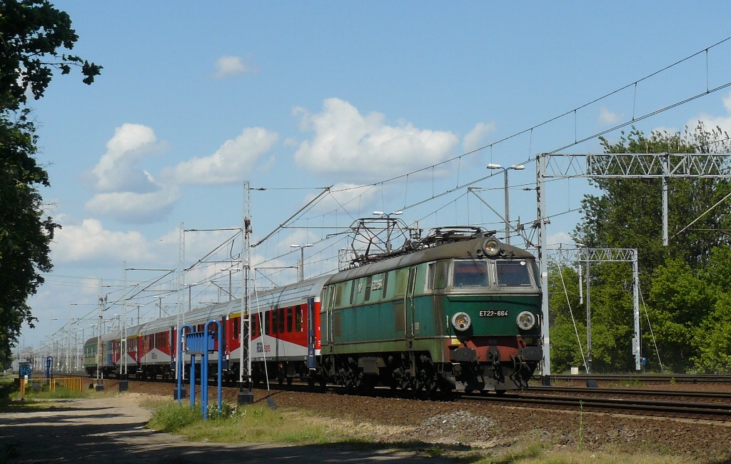 ET22-664
ET22-664 ( rocznik 1981 ) ze składem RegioExpress Warta 72111 Poznań => Lublin.
Barwy zielone lokomotywa utraciła w marcu 2017.
Od kilku lat lokomotywy ET22 nie jeżdżą na składach pasażerskich.
Słowa kluczowe: ET22 ET22-664 WarszawaRembertów