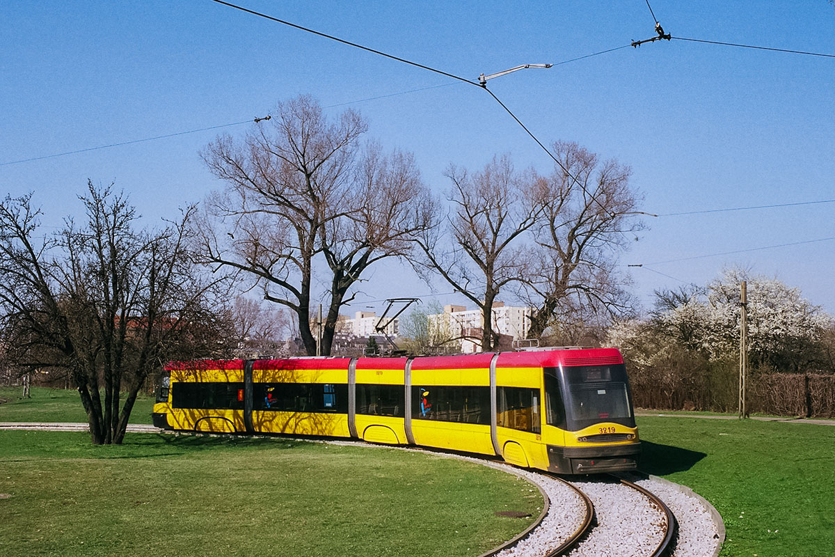3219
Niby zwykłe zdjęcie portretowe długiego jak wąż tramwaju, a jednak już historyczne. Otoczenie zmieniło się w wyniku budowy ulicy.
Słowa kluczowe: 120Na 3219 23 DworzecWschodni