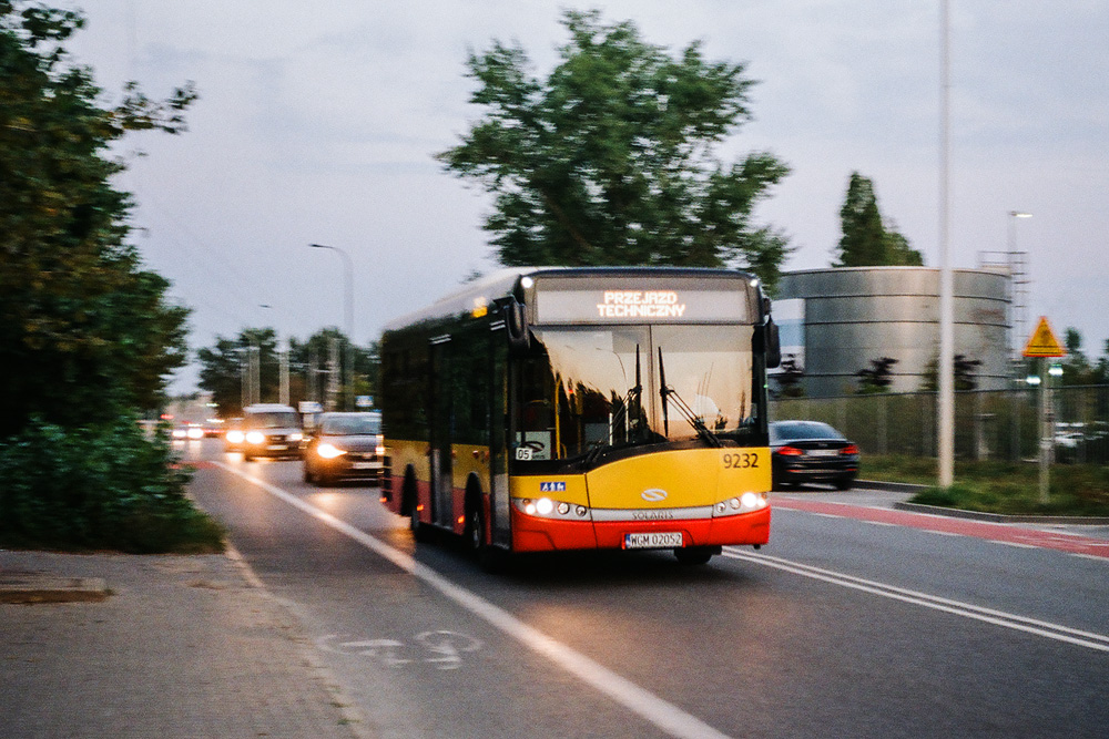 9232
Wieczorem na pobliskich ulicach robi się pełno od zjeżdżających do bazy Mobilisu autobusów. Słabe światło zmusza do wykorzystania długiego czasu naświetlania - 1/30 sekundy.
Słowa kluczowe: SU8,9LE Alpino Szamoty