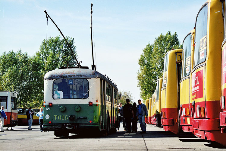T016
Ile jest obecnie w Warszawie trolejbusów? Kiedyś na pewno bywało więcej, a teraz jest Saurer. Tu na zdjęciu z prezentacji w 2004 roku na DTP.
Słowa kluczowe: Saurer T016