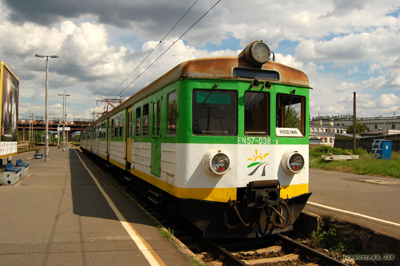 EN57-038
Kibelek, jeszcze przed rewizją z 2009-08-12 w Mińsku Mazowieckim, prezentuje się w peronach też nie odbudowanej wtedy W-wy Gdańskiej
Słowa kluczowe: EN57 EN57-038 WarszawaGdańska