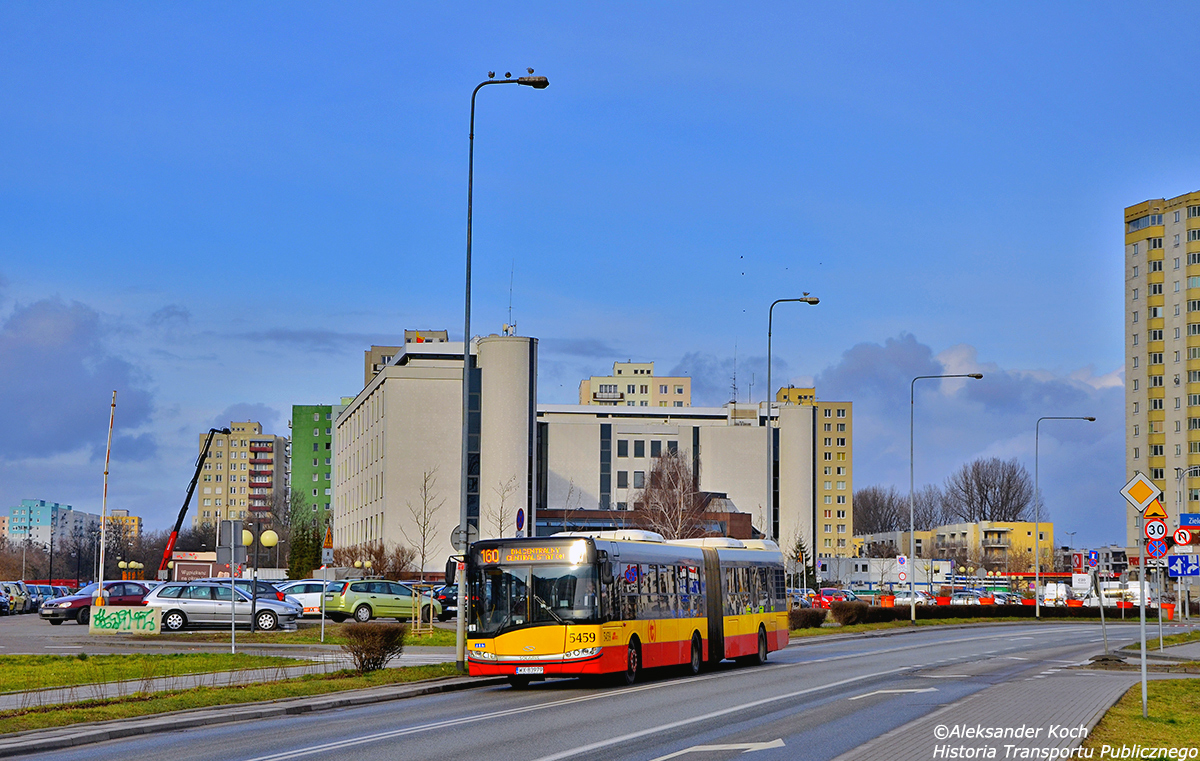 5459
Solaris z ostatniej dostawy fabrycznie nowych przegubowych autobusów na Oddział "Stalowa" mija budynek Urzędu Dzielnicy Targówek m. st. Warszawy.
