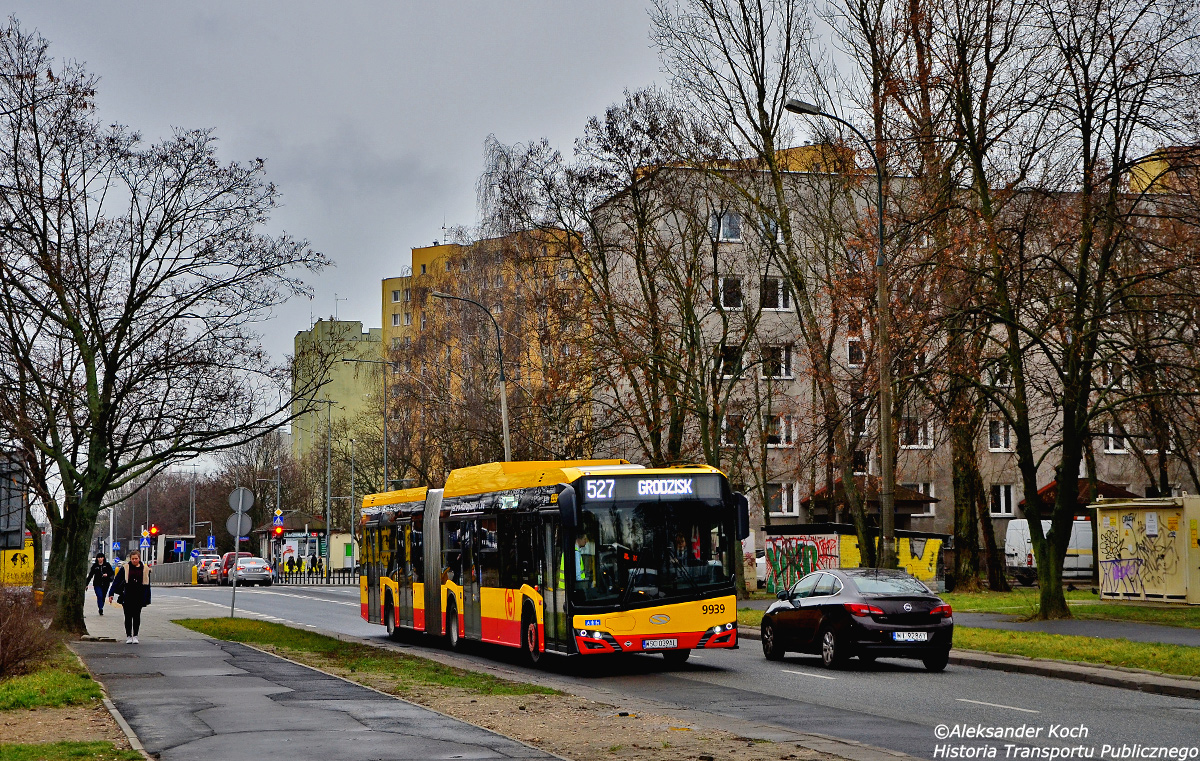 9939
Gazowiec z Arrivy mija w przelocie pętle autobusową 'Metro Trocka', do niedawna wszystkim znana jako 'Targówek'.
