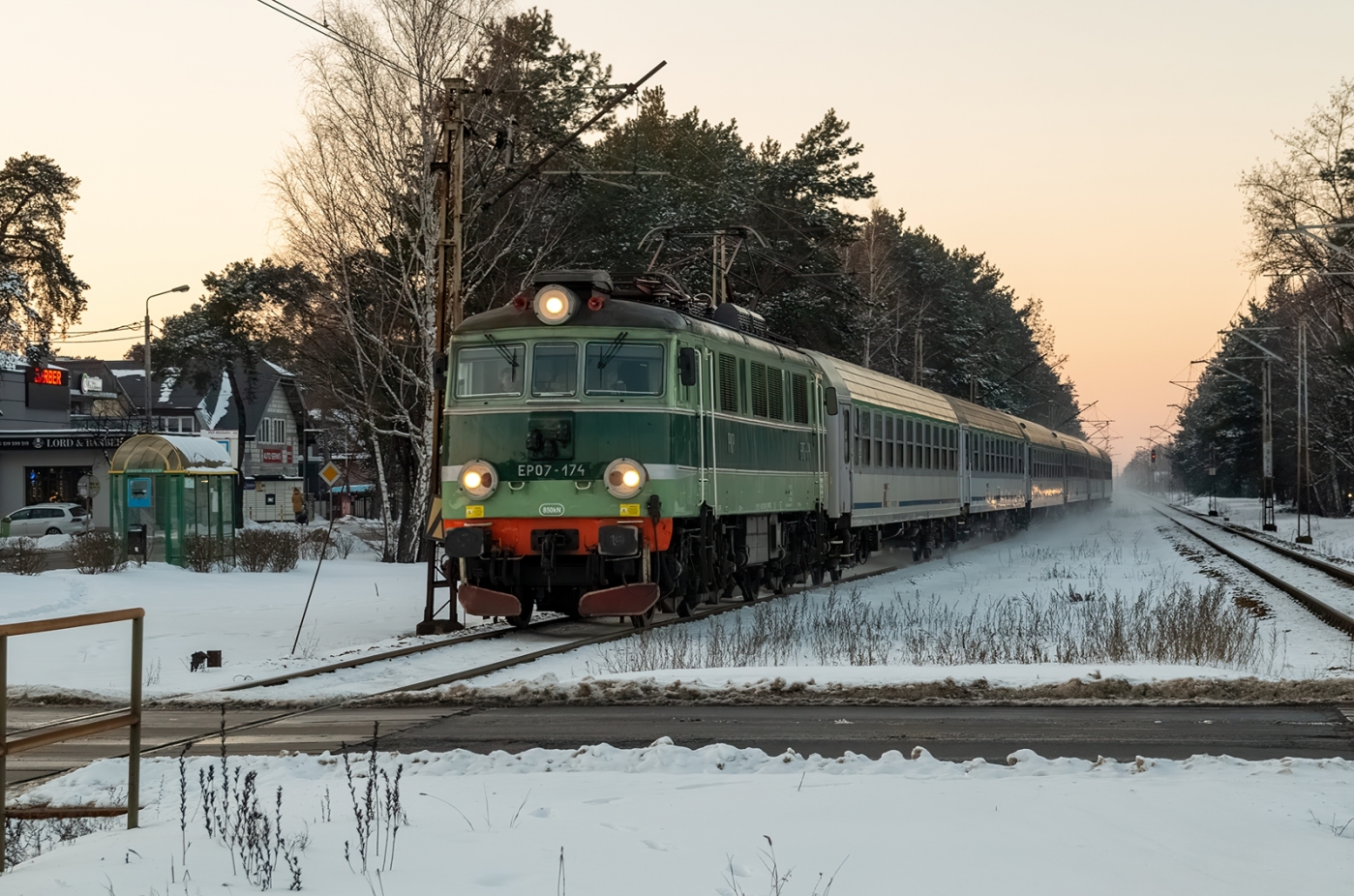 EP07-174
EP07-174 z pociągiem "ZAMOYSKI" zbliża się do przejazdu kolejowego w Michalinie.
Słowa kluczowe: EP07 EP07-174 Michalin