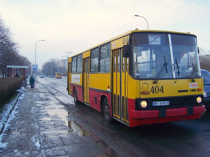 404
Autobus uciekł w prawo kadru, ale dzięki temu foto idealnie nadawało się na tapetę Windowsa (Ikony z lewej, autobus z prawej)
Słowa kluczowe: IK260 404 PT Woronicza 2007