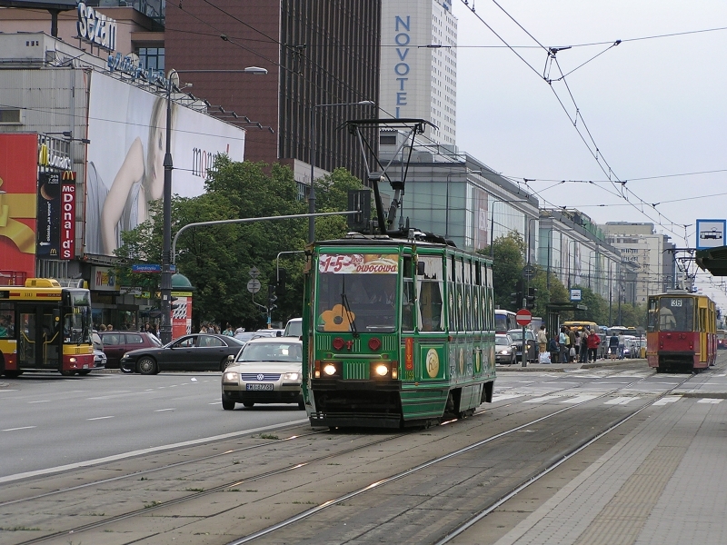 1199
Trzeci jubileuszowy "lodowy" tramwaj "Zielonej Budki" - tym razem linia 15 (owocowa) na trasie Huta (ob. Metro Młociny) - pl. Narutowicza.
Słowa kluczowe: 105Na 1199 15 Marszałkowska 2007 R3