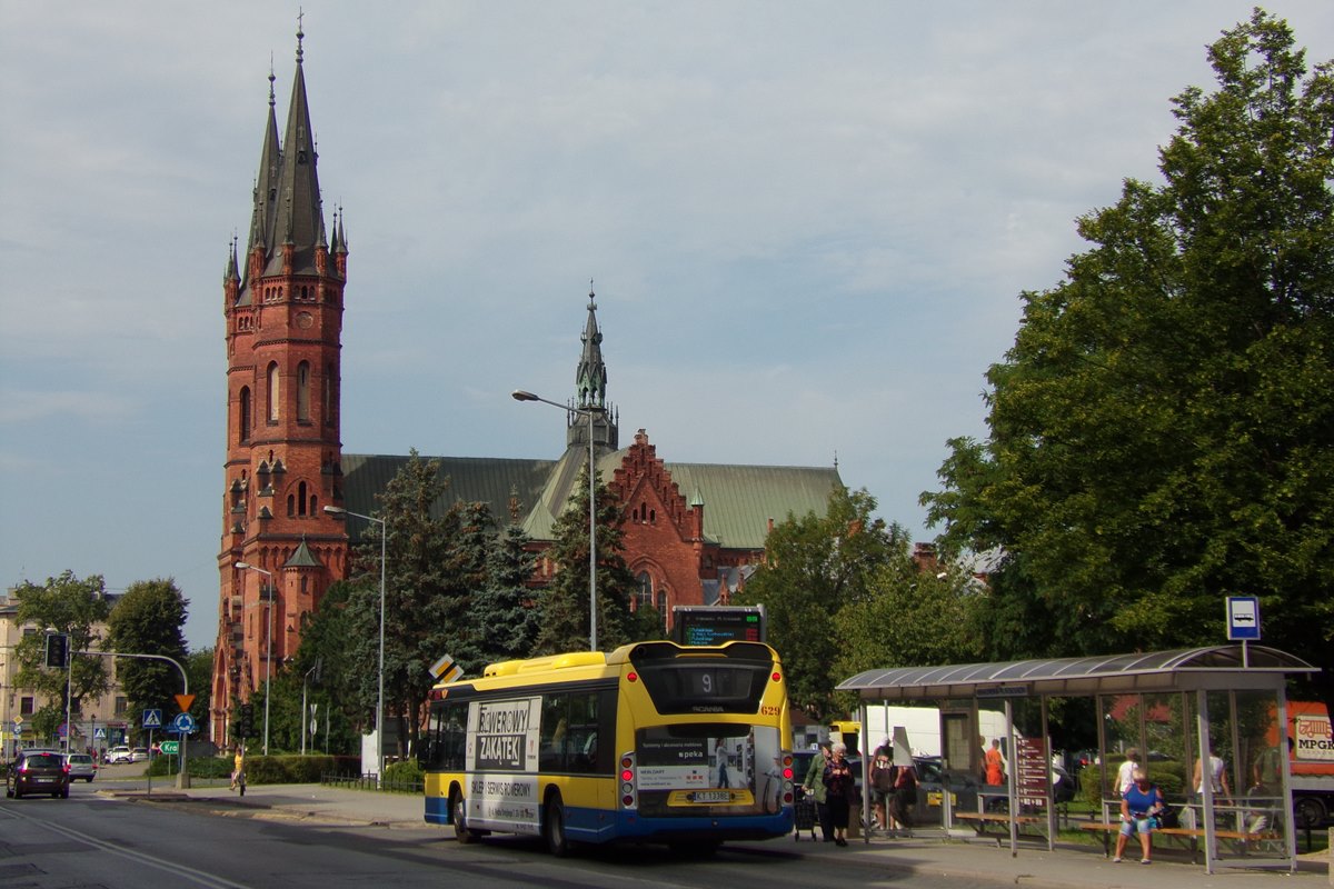 629
W tle Kościół Św. Rodziny, wybudowany w latach 1904-1906 w stylu neogotyckim. Jako ciekawostkę podam fakt, iż tą ulicą w latach 1911-1942 jeździły tramwaje na jedynej w tym mieście trasie tramwajowej.
Słowa kluczowe: CN280UB 629 9 Krakowska