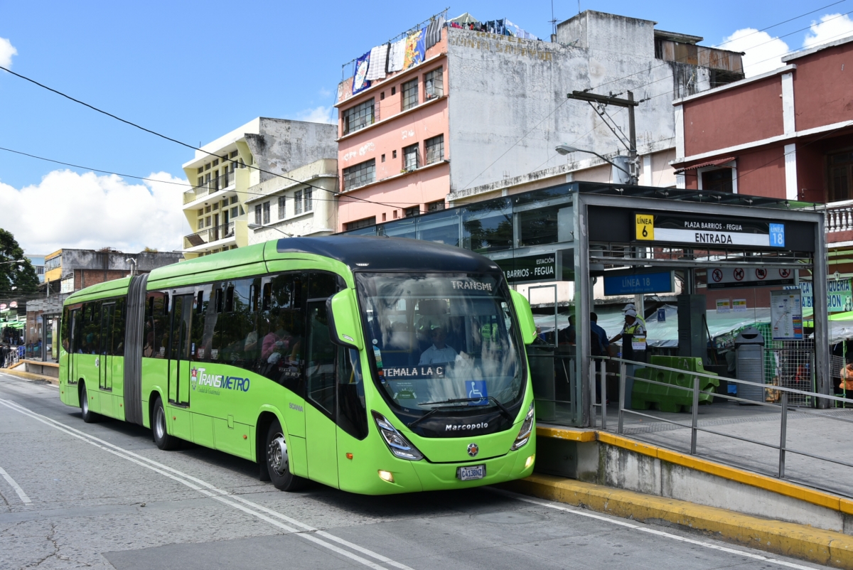 Gwatemala
Stolica Gwatemali - Guatemala City
Przegubowy Metrobus
Foto: P.B. Jezierski
