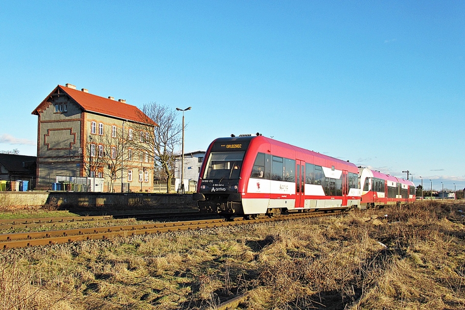 SA106-012
Mały holuje dużego, czyli Pesy 106+133 jako pociąg osobowy relacji Toruń Główny - Grudziądz zbliżają się do stacji Chełmża. 
